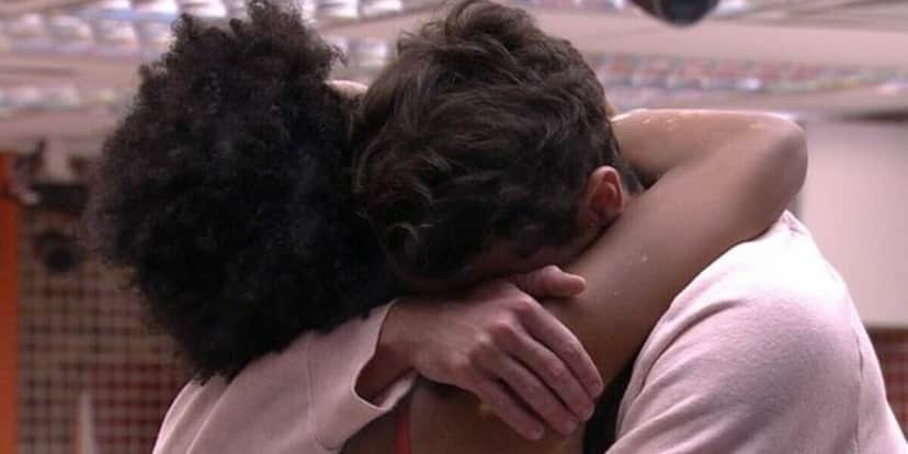 BBB22: Natália chora e é consolada por Lucas (Foto: Reprodução) BBB22: Natália chora e é consolada por Lucas (Foto: Reprodução)