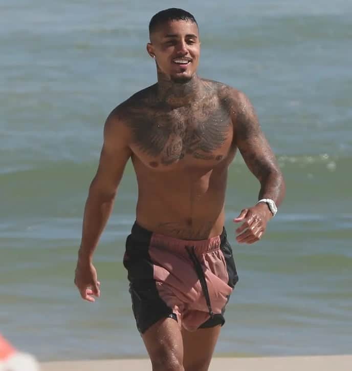 MC Livinho e flagrado sem camisa e exibe corpo saradão MC Livinho e flagrado sem camisa e exibe corpo saradão