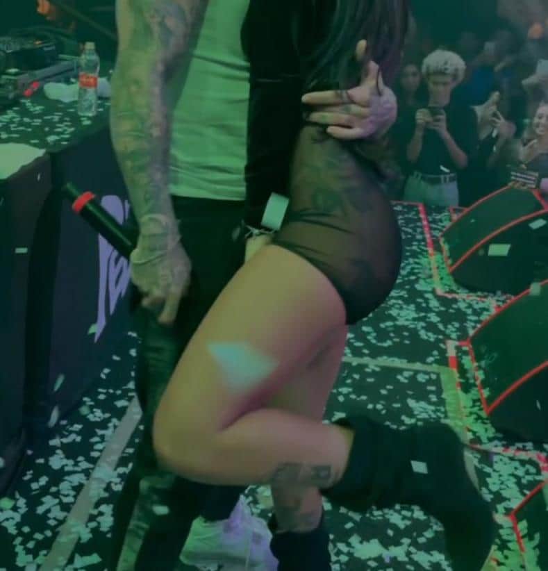 Fãs flagram em vídeo o momento que MC Mirella aparece agarrada em show com MC Pedrinho Fãs flagram em vídeo o momento que MC Mirella aparece agarrada em show com MC Pedrinho