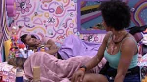 Vyni faz pedido para Eliezer no BBB22 'Deixa eu dormir contigo?' e Natália interrompe (Foto: Reprodução / Globoplay) Vyni faz pedido para Eliezer no BBB22 'Deixa eu dormir contigo?' e Natália interrompe (Foto: Reprodução / Globoplay)