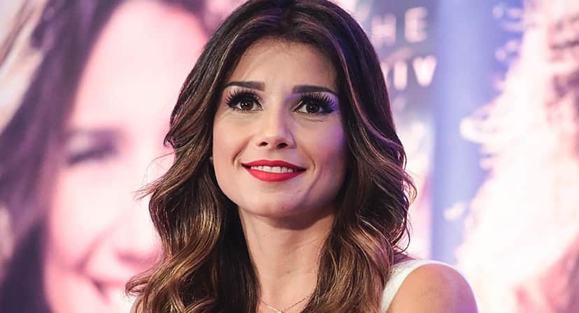 A cantora sertaneja Paula Fernandes tem crise na carreira e prejuízo financeiro A cantora sertaneja Paula Fernandes tem crise na carreira e prejuízo financeiro