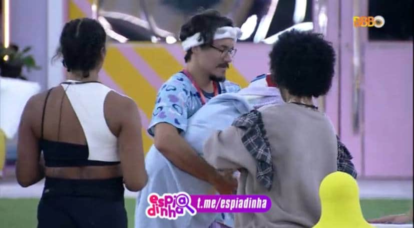 Natália ensinou Eli a cuidar do bebê (Foto: Reprodução) Natália ensinou Eli a cuidar do bebê (Foto: Reprodução)
