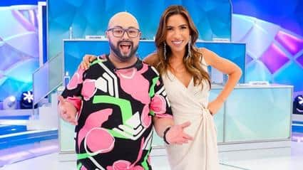Patrícia Abravanel fez uma 'festa' de aniversário para Tiago Abravanel, sendo imitado por Porpetone (Foto: Reprodução / Internet) Patrícia Abravanel fez uma 'festa' de aniversário para Tiago Abravanel, sendo imitado por Porpetone (Foto: Reprodução / Internet)