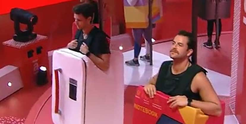 Brothers ficam um pouco aflitos com o carrossel parado para conserto Brothers ficam um pouco aflitos com o carrossel parado para conserto