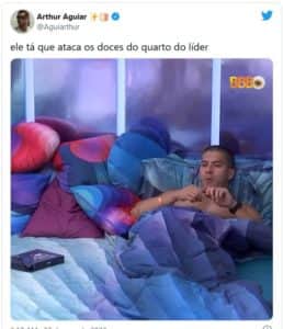Arthur ataca os doces do quarto do líder do BBB22 (Foto: Reprodução / Twitter) Arthur ataca os doces do quarto do líder do BBB22 (Foto: Reprodução / Twitter)