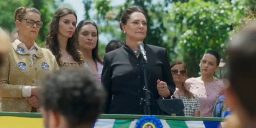 Simone Zucato fez parte do núcleo de Elizabeth Savalla em "O Sétimo Guardião" (Foto: Reprodução/TV Globo) Simone Zucato fez parte do núcleo de Elizabeth Savalla em "O Sétimo Guardião" (Foto: Reprodução/TV Globo)