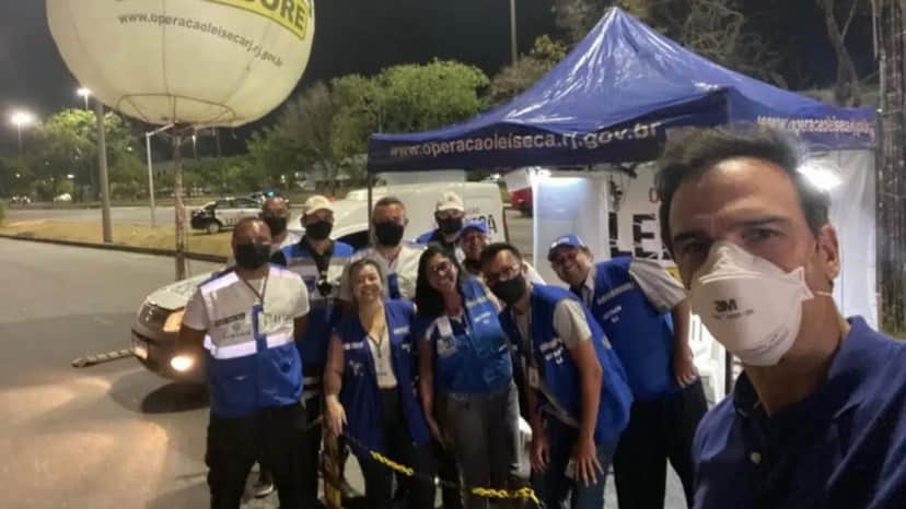 Tadeu Schmidt faz fotos com os agentes da lei seca que o pararam em blitz Tadeu Schmidt faz fotos com os agentes da lei seca que o pararam em blitz