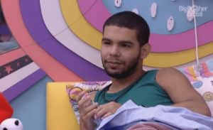 Vyni se coloca à disposição para pegar camisinha para Natália e Eliezer no BBB22 (Foto: Reprodução / Globoplay) Vyni se coloca à disposição para pegar camisinha para Natália e Eliezer no BBB22 (Foto: Reprodução / Globoplay)