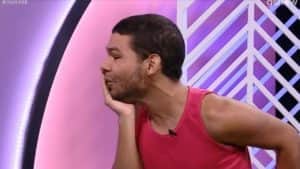 Vyni durante sua participação no programa Bate-Papo BBB22 (Foto: Reprodução / Globoplay) Vyni durante sua participação no programa Bate-Papo BBB22 (Foto: Reprodução / Globoplay)