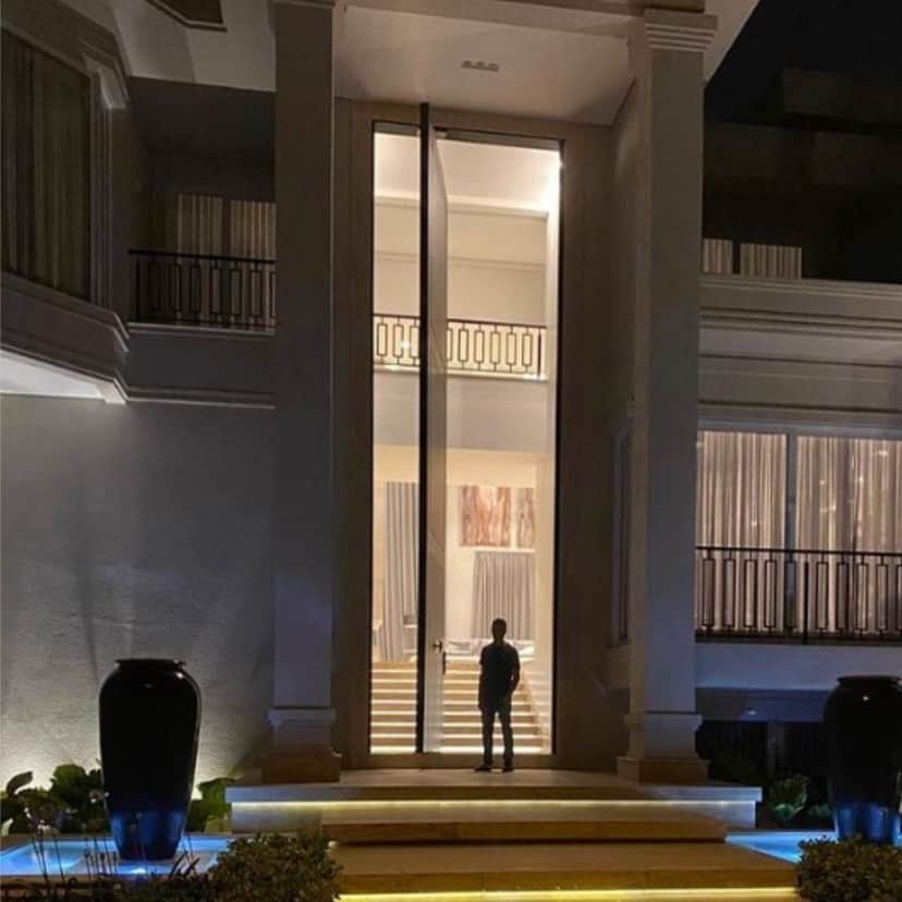 Rodrigo Faro e sua simpática porta de mais de 2 andares de altura (Reprodução - Instagram) Rodrigo Faro e sua simpática porta de mais de 2 andares de altura (Reprodução - Instagram)