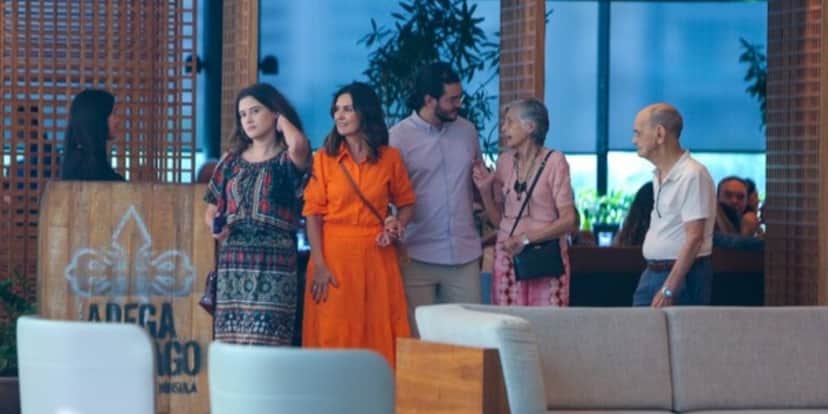 Fátima Bernardes passeia no shopping com o namorado, Túlio Gadelha, a filha, Bia Bonemer, e os pais, Eunice e Amâncio (Foto: Edson Aipim / AGNEWS) Fátima Bernardes passeia no shopping com o namorado, Túlio Gadelha, a filha, Bia Bonemer, e os pais, Eunice e Amâncio (Foto: Edson Aipim / AGNEWS)