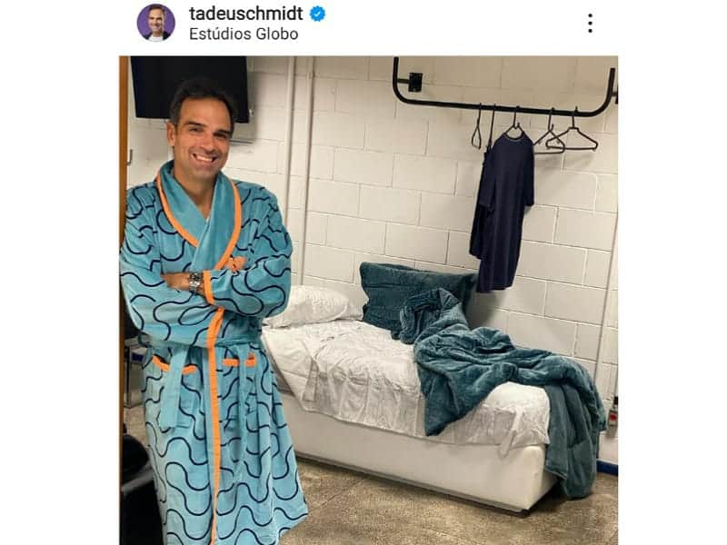 Apresentador do BBB22, Tadeu Schmidt revela que está tendo que dormir em puxadinho na Globo (Foto: Reprodução) Apresentador do BBB22, Tadeu Schmidt revela que está tendo que dormir em puxadinho na Globo (Foto: Reprodução)