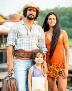 Tadeu (Lucas Oliveira dos Santos), Filó (Leticia Salles) e José Leôncio (Renato Góes) em cena da primeira fase de 'Pantanal' (Foto: Reprodução / Globo) Tadeu (Lucas Oliveira dos Santos), Filó (Leticia Salles) e José Leôncio (Renato Góes) em cena da primeira fase de 'Pantanal' (Foto: Reprodução / Globo)