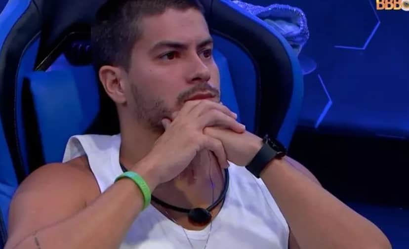 Arthur Aguiar fica bravo ao vigiar as conversas de Gustavo Marsengo sobre ele Arthur Aguiar fica bravo ao vigiar as conversas de Gustavo Marsengo sobre ele