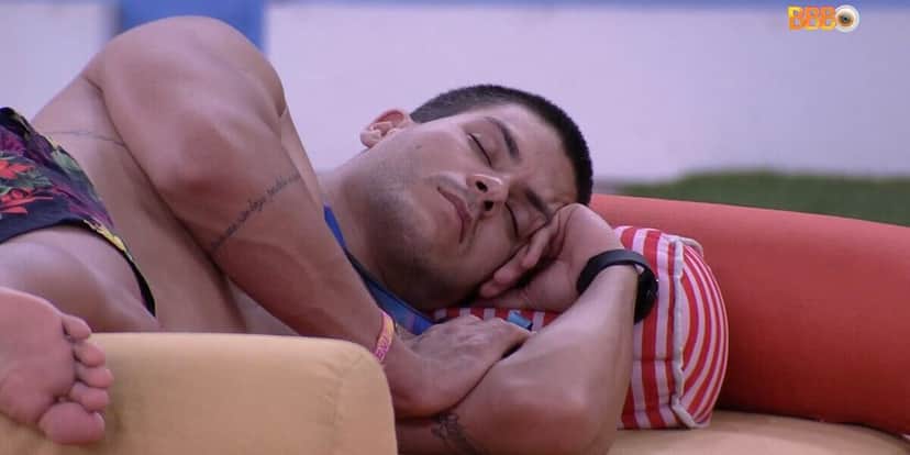 BBB22: Arthur Aguiar finge que dorme para enganar Pedro Scooby (Foto: Reprodução) BBB22: Arthur Aguiar finge que dorme para enganar Pedro Scooby (Foto: Reprodução)