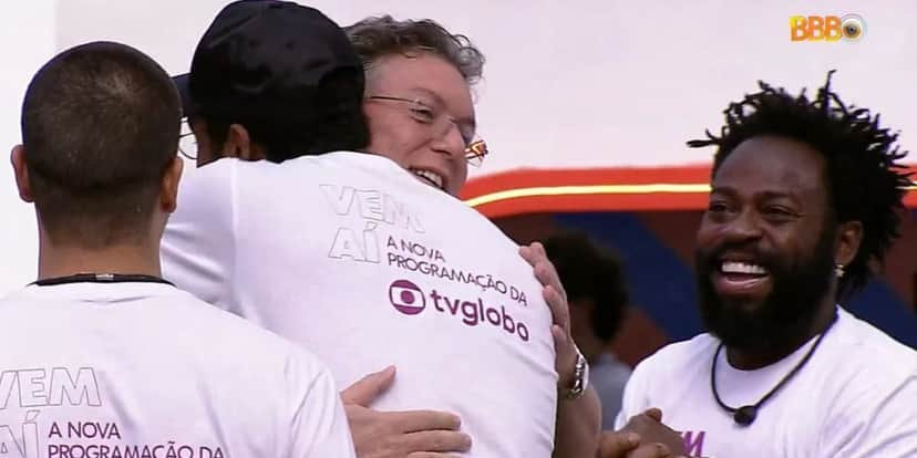 BBB22: Boninho entra na casa e abraça os brothers (Foto: Reprodução) BBB22: Boninho entra na casa e abraça os brothers (Foto: Reprodução)