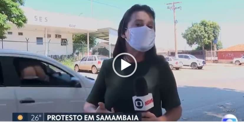 Camila Guimarães, repórter do "DFTV1", foi surpreendida com homem nu (Foto: Reprodução/TV Globo) Camila Guimarães, repórter do "DFTV1", foi surpreendida com homem nu (Foto: Reprodução/TV Globo)