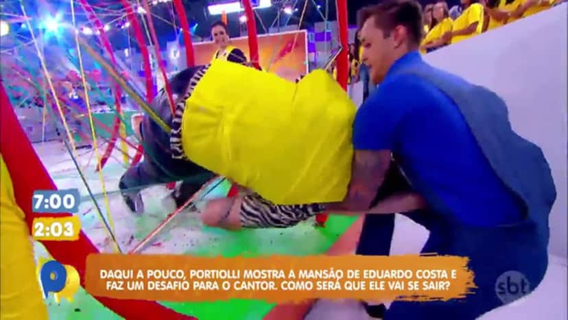 Celso Portiolli fica preso em prova do "Passa ou Repassa" e pede socorro Celso Portiolli fica preso em prova do "Passa ou Repassa" e pede socorro