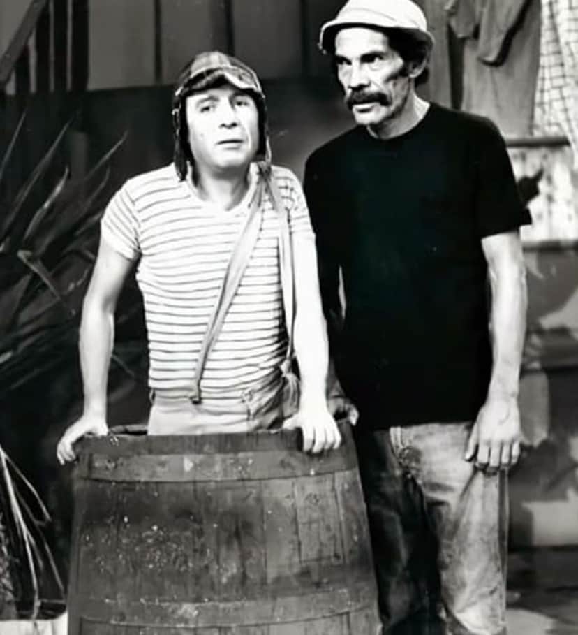 Chaves (Roberto Gomez Bolaños) e Seu Madruga (Ramón Valdés) durante as gravações do seriado em 1975 Chaves (Roberto Gomez Bolaños) e Seu Madruga (Ramón Valdés) durante as gravações do seriado em 1975