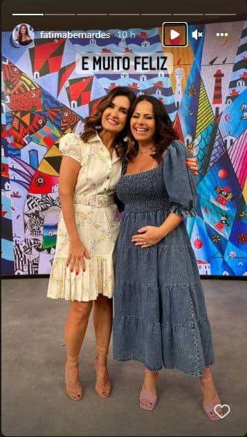 Fátima Bernardes posou com Viviane Araújo e segurou a barriga de grávida da famosa (Foto: Reprodução) Fátima Bernardes posou com Viviane Araújo e segurou a barriga de grávida da famosa (Foto: Reprodução)