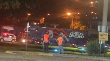 Ônibus de Zé Neto e Cristiano precisou sair do local escoltado por policiais