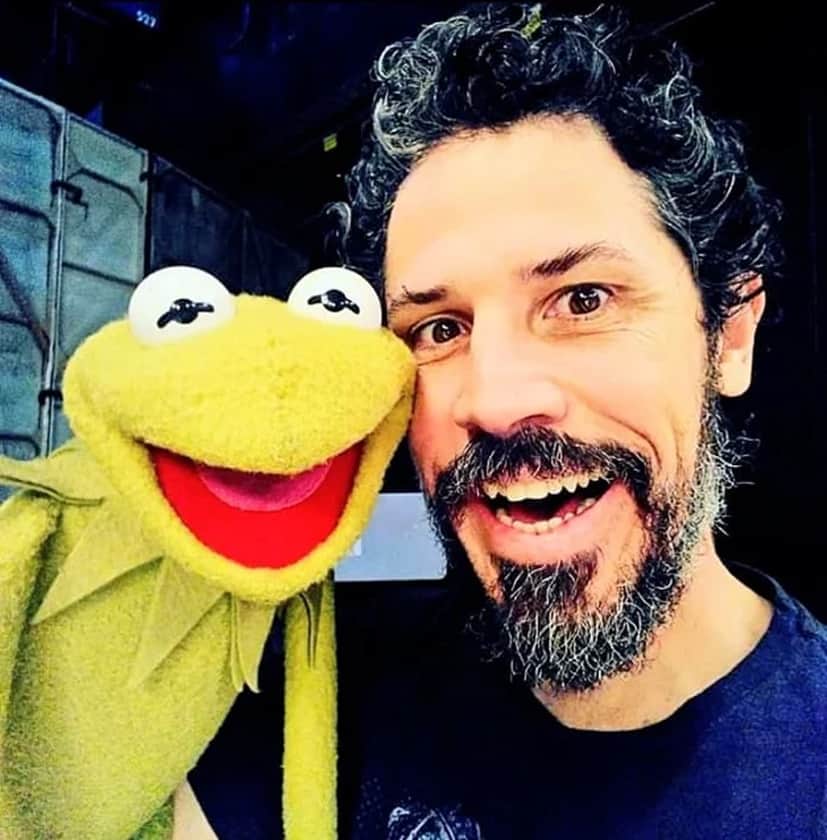 Fabio Caniatto é um artista experiente quando se trata de bonecos e público infantil Fabio Caniatto é um artista experiente quando se trata de bonecos e público infantil