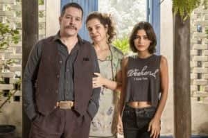 Tenório (Murilo Benício) ao lado da filha, Guta (Julia Dalavia); vilão de 'Pantanal' trai a esposa Maria Bruaca (Isabel Teixeira) (Foto: Reprodução / Globo) Tenório (Murilo Benício) ao lado da filha, Guta (Julia Dalavia); vilão de 'Pantanal' trai a esposa Maria Bruaca (Isabel Teixeira) (Foto: Reprodução / Globo)