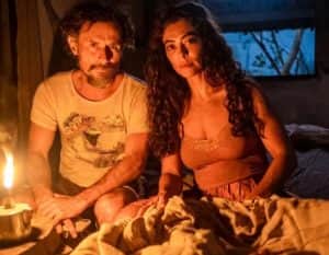Com uma lamparina na mão, Maria (Juliana Paes) coloca Juma (bebê) num berço ao lado de Gil (Foto: Reprodução / João Miguel Junior / Globo) Com uma lamparina na mão, Maria (Juliana Paes) coloca Juma (bebê) num berço ao lado de Gil (Foto: Reprodução / João Miguel Junior / Globo)