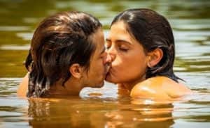 Jove (Jesuita Barbosa) beija Guta (Julia Dalavia) na novela 'Pantanal': nus com a mão no bolso (Foto: Reprodução / Globo) Jove (Jesuita Barbosa) beija Guta (Julia Dalavia) na novela 'Pantanal': nus com a mão no bolso (Foto: Reprodução / Globo)