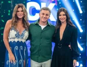 Luciano Huck recebe Cristiana Oliveira e Alanis Guillen como júri da ‘Dança dos Famosos’ (Foto: Reprodução / Globo) Luciano Huck recebe Cristiana Oliveira e Alanis Guillen como júri da ‘Dança dos Famosos’ (Foto: Reprodução / Globo)