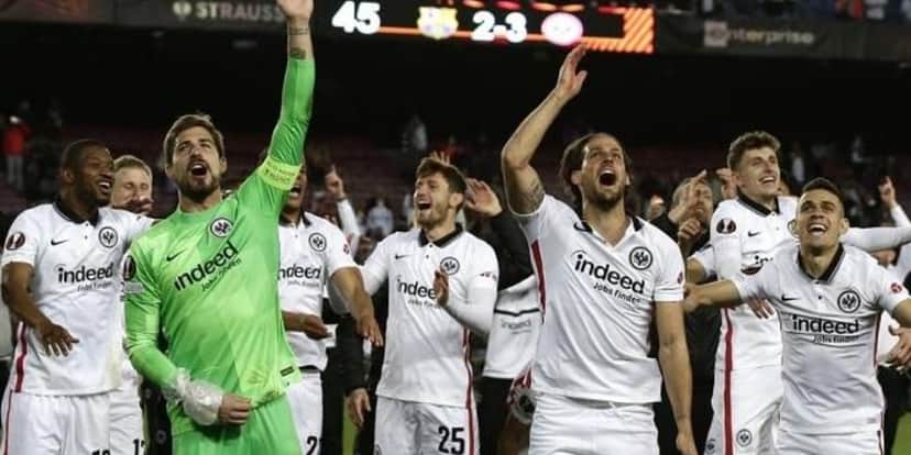west ham e eintracht frankfurt entraram em campo pela Europa League - Foto: Reprodução west ham e eintracht frankfurt entraram em campo pela Europa League - Foto: Reprodução