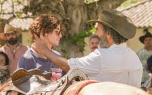 Jove (Jesuíta Barbosa) decepcionará o pai, José Leôncio (Marcos Palmeira), por ser vegetariano em 'Pantanal' (Foto: Reprodução / Globo) Jove (Jesuíta Barbosa) decepcionará o pai, José Leôncio (Marcos Palmeira), por ser vegetariano em 'Pantanal' (Foto: Reprodução / Globo)