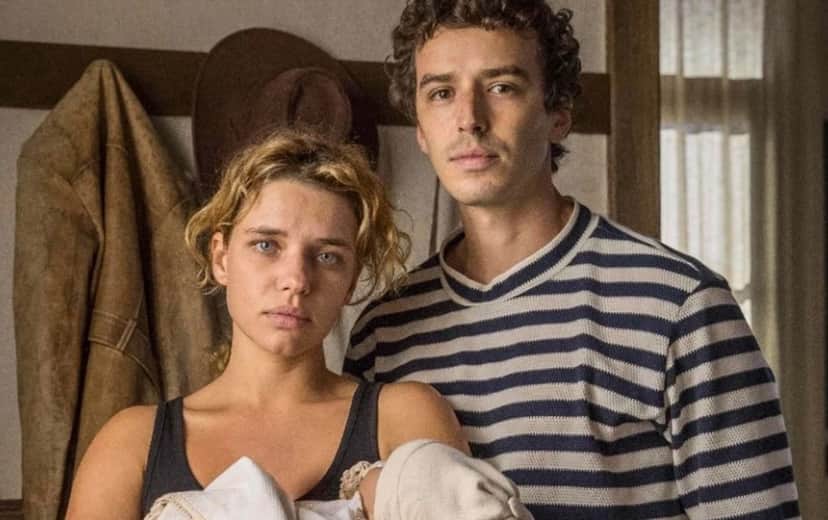 Madeleine (Bruna Linzmeyer), com o filho no colo, e Gustavo (Gabriel Stauffer): casal se separa em 'Pantanal' (Foto: Reprodução / Globo) Madeleine (Bruna Linzmeyer), com o filho no colo, e Gustavo (Gabriel Stauffer): casal se separa em 'Pantanal' (Foto: Reprodução / Globo)