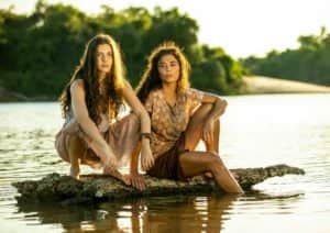 Maria Marruá (Juliana Paes) e Juma (Allanis Guillen) de 'Pantanal' (Foto: Reprodução / Globo) Maria Marruá (Juliana Paes) e Juma (Allanis Guillen) de 'Pantanal' (Foto: Reprodução / Globo)