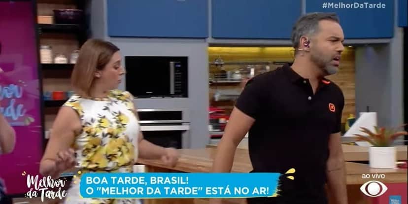 "Não está dando", Colunista de Catia Fonseca surta, quebra estúdio e MDT sai do ar: "Está tendo um ataque" "Não está dando", Colunista de Catia Fonseca surta, quebra estúdio e MDT sai do ar: "Está tendo um ataque"