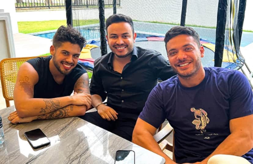 O namorado de Deolane Bezerra, ao centro, Antônio Mandarrari, ao lado de Zé Felipe e Wesley Safadão O namorado de Deolane Bezerra, ao centro, Antônio Mandarrari, ao lado de Zé Felipe e Wesley Safadão