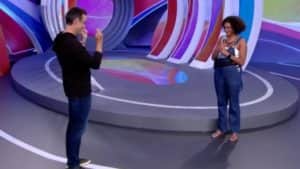 BBB22: Tadeu Schmidt quebra o protocolo e faz homenagem para Jessi: "Você pode tudo" (Foto: Reprodução / Globoplay) BBB22: Tadeu Schmidt quebra o protocolo e faz homenagem para Jessi: "Você pode tudo" (Foto: Reprodução / Globoplay)