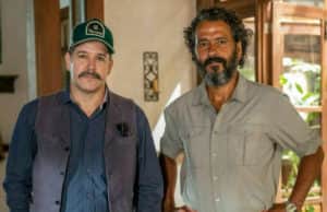 José Leôncio (Marcos Palmeira) recebe Tenório (Murilo Benício) e Guta (Julia Dalavia) em sua casa e conta que Jove está vivo em 'Pantanal' (Foto: Reprodução / Globo) José Leôncio (Marcos Palmeira) recebe Tenório (Murilo Benício) e Guta (Julia Dalavia) em sua casa e conta que Jove está vivo em 'Pantanal' (Foto: Reprodução / Globo)