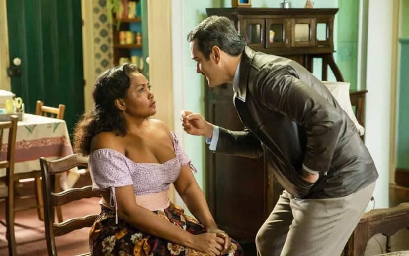 Emília (Gaby Amarantos) será convencida por Enrico (Marcos Veras) a dar golpes com ele na novela 'Além da Ilusão' (Foto: Reprodução / Globo) Emília (Gaby Amarantos) será convencida por Enrico (Marcos Veras) a dar golpes com ele na novela 'Além da Ilusão' (Foto: Reprodução / Globo)
