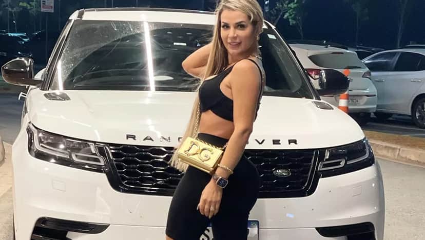 Deolane Bezerra gosta de ostentar seus luxos nas redes sociais Deolane Bezerra gosta de ostentar seus luxos nas redes sociais