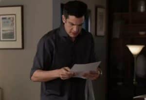 Guilherme (Mateus Solano) ficará em choque ao receber processo de interdição na novela 'Quanto Mais Vida, Melhor!' (Foto: Reprodução / Globo) Guilherme (Mateus Solano) ficará em choque ao receber processo de interdição na novela 'Quanto Mais Vida, Melhor!' (Foto: Reprodução / Globo)