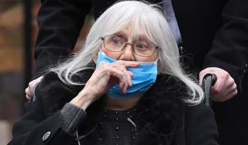 A atriz britânica, Anna Karen, aos 85 anos e debilitada na carreira de rodas A atriz britânica, Anna Karen, aos 85 anos e debilitada na carreira de rodas