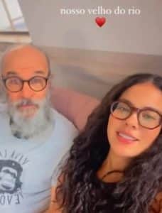 Osmar Prado e Bella Campos na sala de espera do aeroporto para gravar cenas de 'Pantanal' (Reprodução / Instagram) Osmar Prado e Bella Campos na sala de espera do aeroporto para gravar cenas de 'Pantanal' (Reprodução / Instagram)