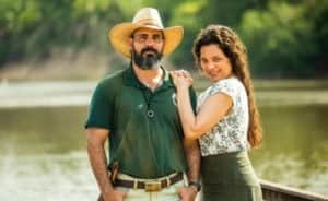 Maria Bruaca (Isabel Teixeira) atacará o peão em "Pantanal" (Foto: Reprodução / Globo) Maria Bruaca (Isabel Teixeira) atacará o peão em "Pantanal" (Foto: Reprodução / Globo)