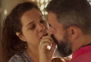 Maria Bruaca (Isabel Teixeira) seduziu Alcides (Juliano Cazarré) em Pantanal (Foto: Reprodução / Globo) Maria Bruaca (Isabel Teixeira) seduziu Alcides (Juliano Cazarré) em Pantanal (Foto: Reprodução / Globo)