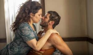 Maria Bruaca (Isabel Teixeira) vai trair o marido ao transar com Levi (Leandro Lima) em Pantanal (Foto: Reprodução / Globo) Maria Bruaca (Isabel Teixeira) vai trair o marido ao transar com Levi (Leandro Lima) em Pantanal (Foto: Reprodução / Globo)