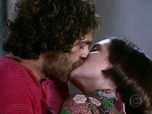 Catarina (Adriana Esteves) fica histérica após quebrar cama com Petruchio (Eduardo Moscovis) em 'O Cravo e a Rosa' (Foto: Reprodução / Globo) Catarina (Adriana Esteves) fica histérica após quebrar cama com Petruchio (Eduardo Moscovis) em 'O Cravo e a Rosa' (Foto: Reprodução / Globo)
