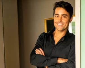Em 'Cara e Coragem', Ricardo Pereira vive o vilão Danilo, ex-melhor amigo de Moa (Marcelo Serrado) (Foto: Reprodução / Globo / João Miguel Jr) Em 'Cara e Coragem', Ricardo Pereira vive o vilão Danilo, ex-melhor amigo de Moa (Marcelo Serrado) (Foto: Reprodução / Globo / João Miguel Jr)