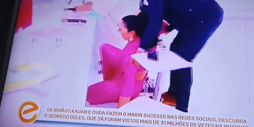 Helen Ganzarolli se estabaca no chão no SBT - Foto: Reprodução Helen Ganzarolli se estabaca no chão no SBT - Foto: Reprodução