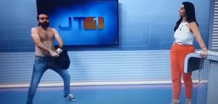 Ítalo Sena tira a roupa no jornal da Globo (Foto: Reprodução) Ítalo Sena tira a roupa no jornal da Globo (Foto: Reprodução)
